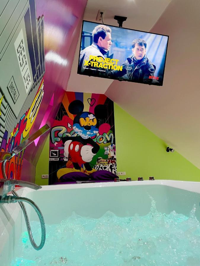 Capsule Forever Young - Jacuzzi - Sauna - Billard - Arcade De Jeux - Netflix & Home Cinema - Ping Pong Hastiere-par-dela Zewnętrze zdjęcie